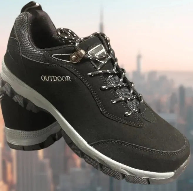 Men's low-cut outdoor hiking shoe in army green with mesh upper and viscose sole.