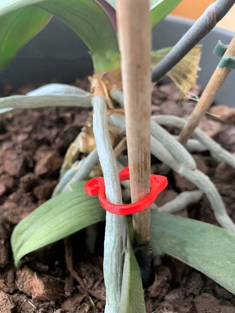 Cat-shaped plastic plant clip in green colour for garden stem support