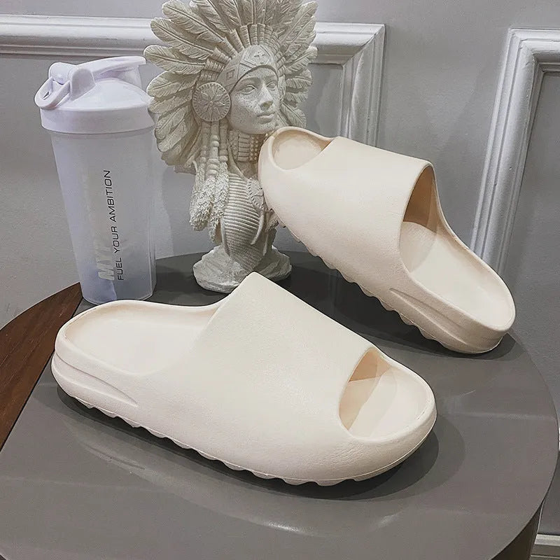 Women's thick-soled beach slippers in various colours with an injection-moulded EVA sole.