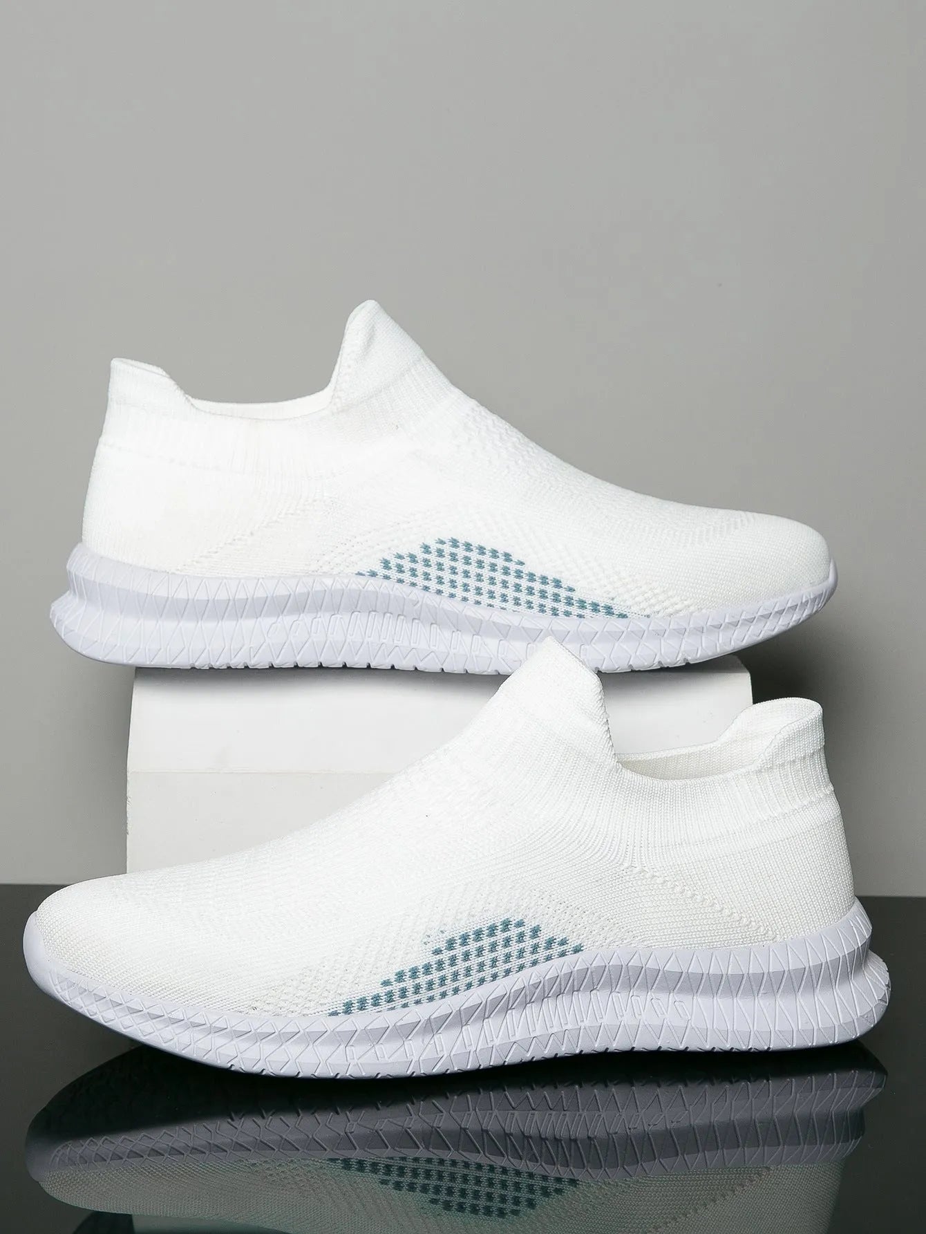 Popcorn Flyknit casual sneaker in fabric with round toe and flat heel on a solid colour background