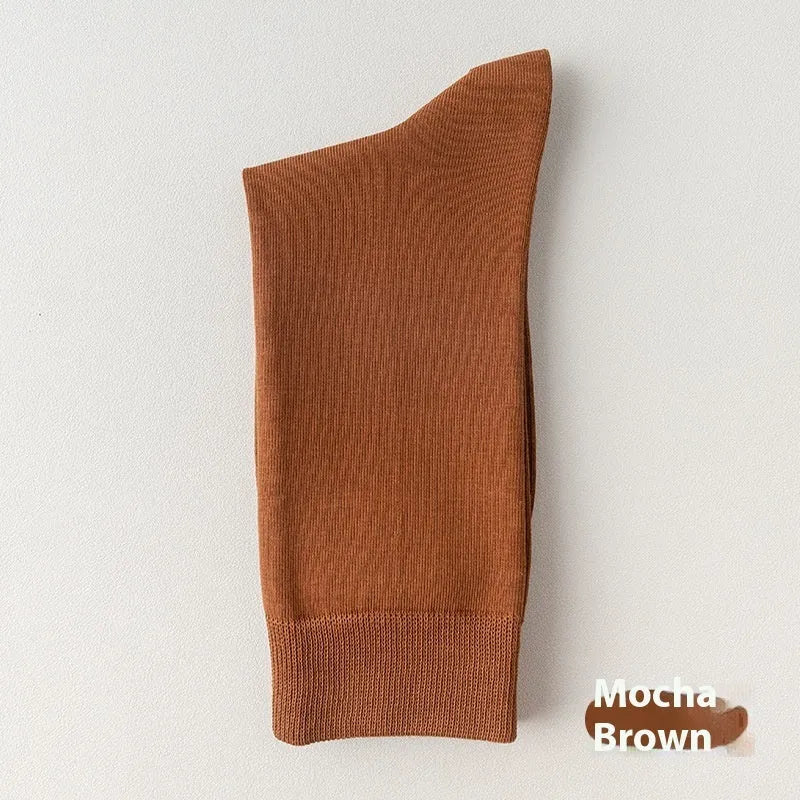 Solid colour mid-calf men's business socks in combed cotton on a white background.
