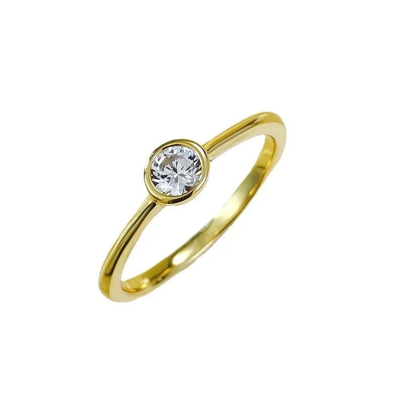Minimalist silver ring with crown shape and linear design in R962 gold or platinum finish.