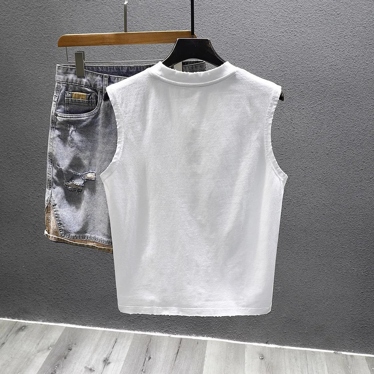 Solid colour cotton sleeveless t-shirt with straight hem in loose fit