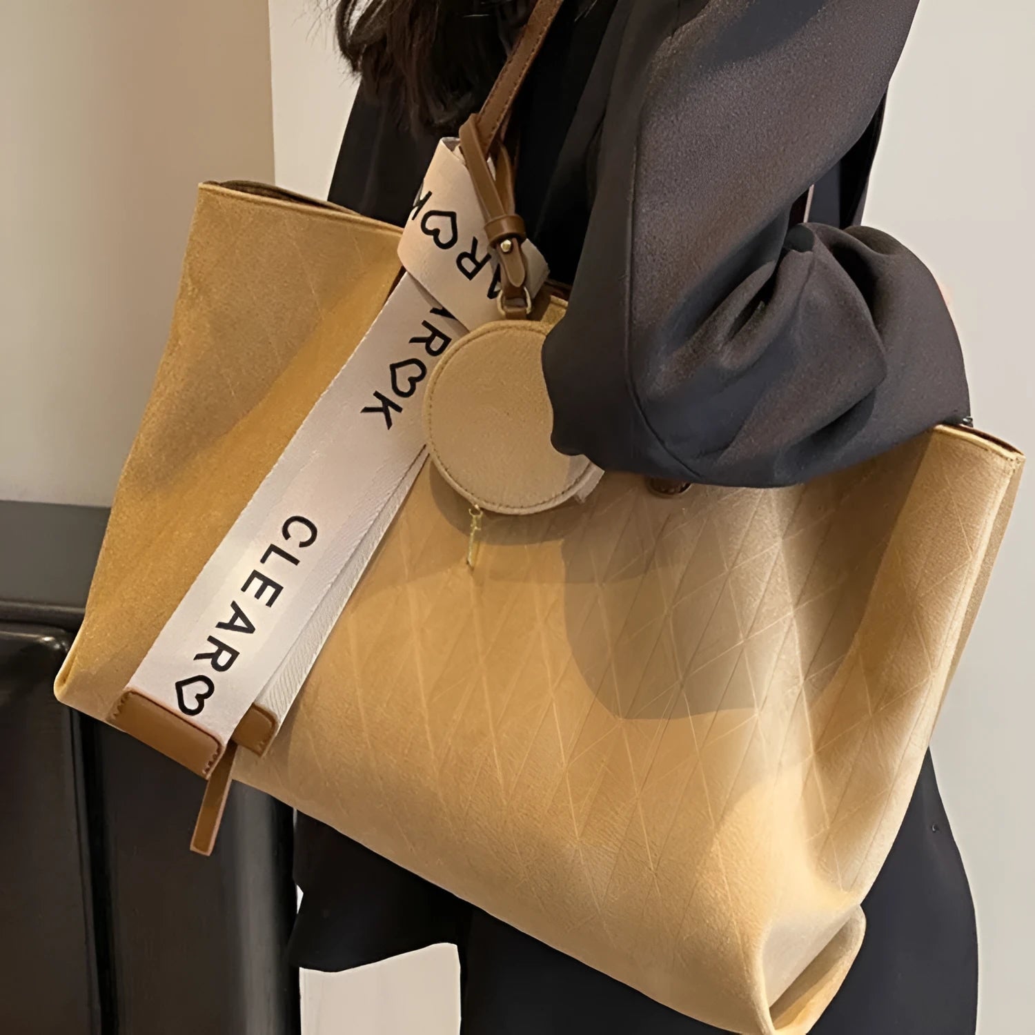 Large casual women's shoulder tote bag in polyester with exterior pocket and internal organiser