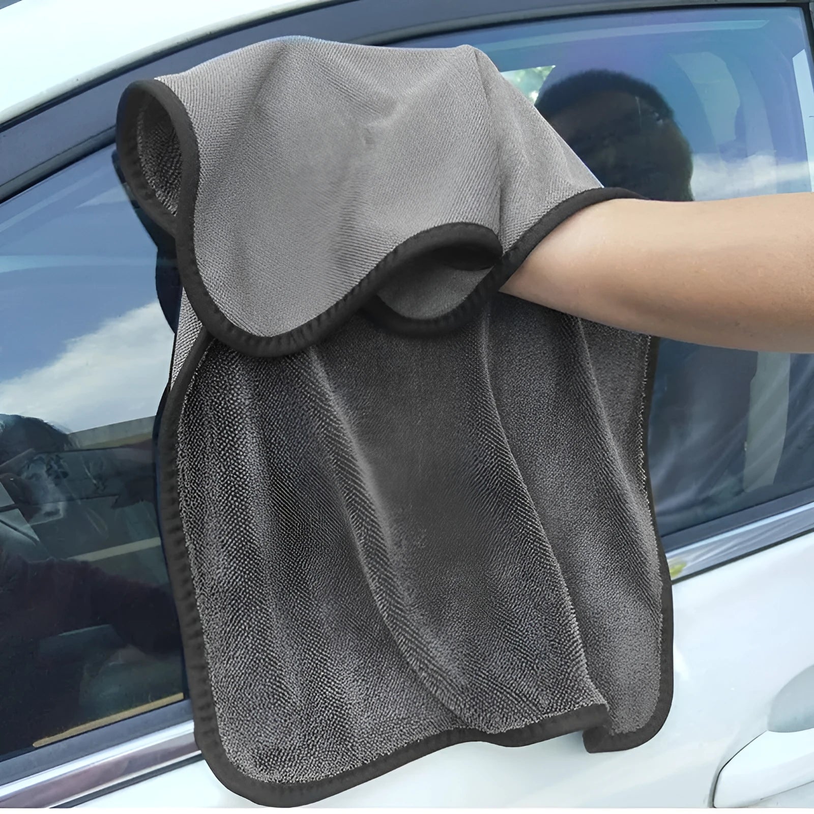 Grey 40x40 cm microfiber car wash towel for drying vehicles.