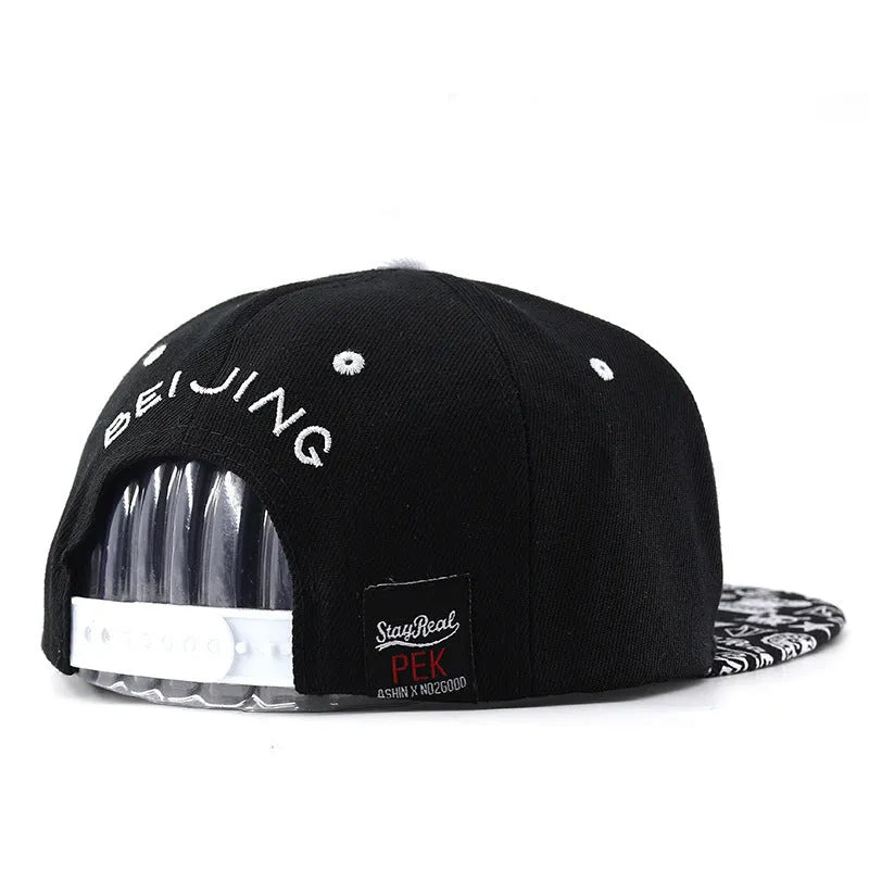 Letter-embroidered cotton baseball hat with adjustable strap in black and white colour options