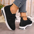Women's low-top fly-knit sneakers in red, with a round toe and front lace-up closure on an injection-moulded sole.