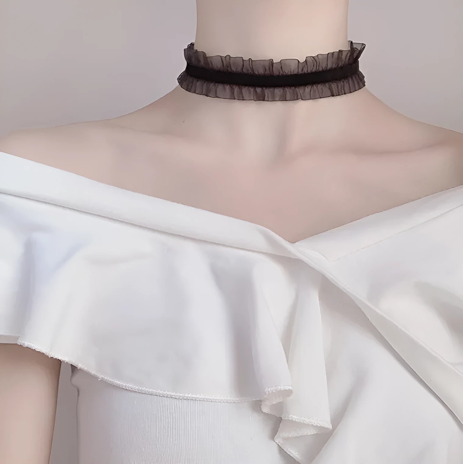 Velvet ruffled clavicle chain necklace with alloy flower pendant on snake bones chain.