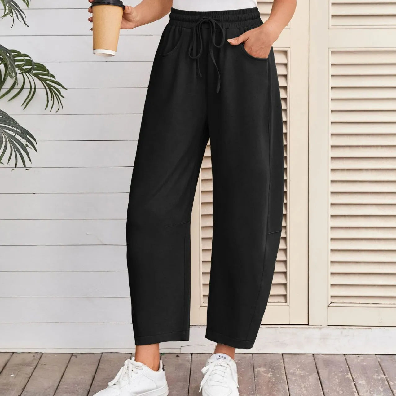 Loose fit cropped sweatpants with elastic drawstring waist in street fashion style