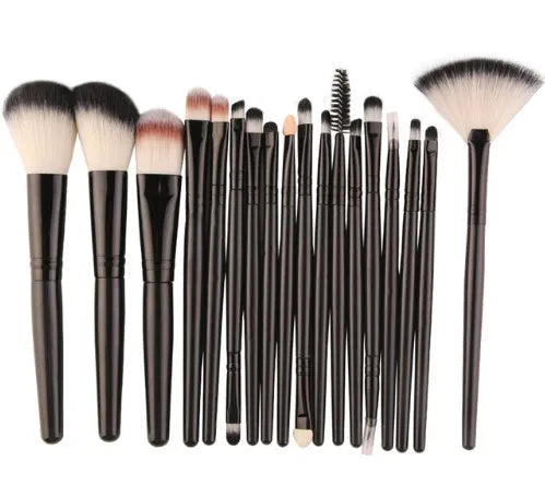 MAANGE 18 piece makeup brush set with fan-shaped brushes for contouring and blending