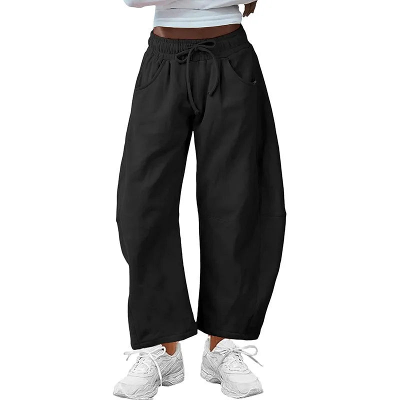 Loose fit cropped sweatpants with elastic drawstring waist in street fashion style