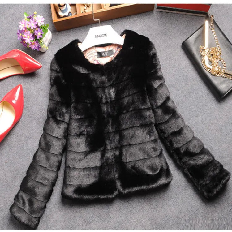Women's short faux fur top in beige colour with regular sleeves, 40cm length street fashion style