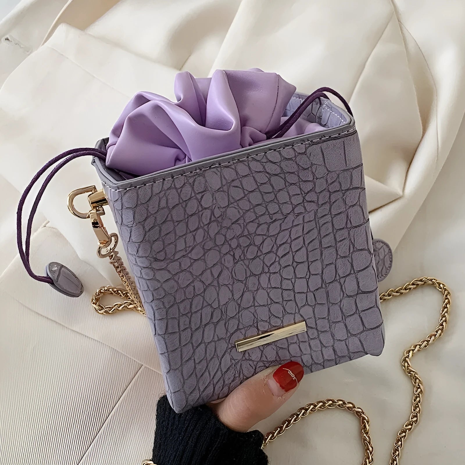 Korean style women's bucket messenger bag with chain strap in six colour options