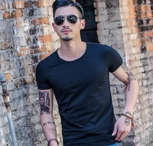 Men's solid colour short sleeve T-shirt made from bamboo fibre and polyester.