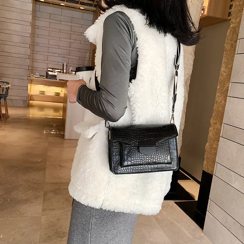 Vintage-style crossbody bag in PU leather with dimensions 20cm x 14cm x 7cm