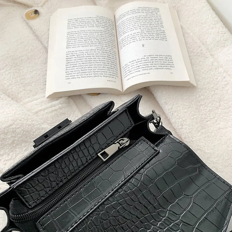 Vintage-style crossbody bag in PU leather with dimensions 20cm x 14cm x 7cm