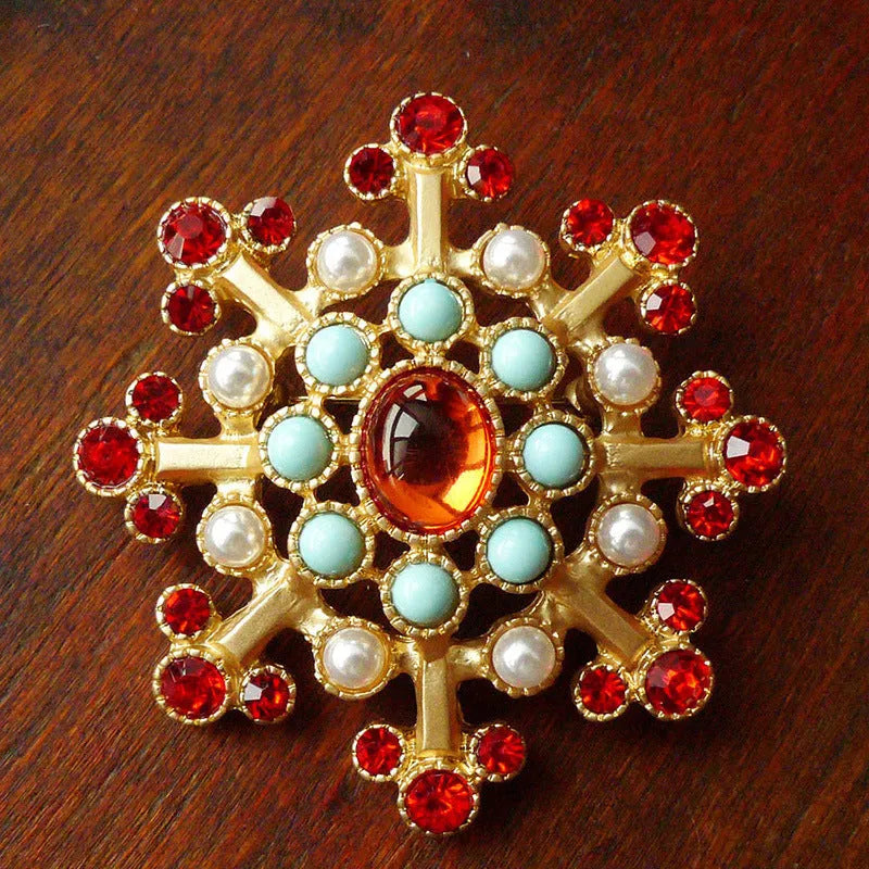Retro court brooch in zinc alloy with baroque styling and diamond shape in eight size variations