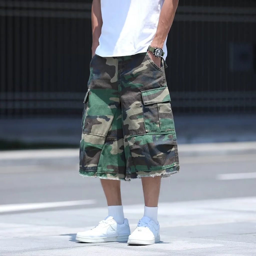 American style retro workwear camouflage shorts in cotton fabric with loose fit and cropped length
