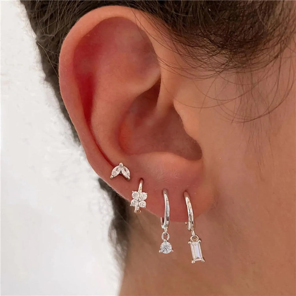 Geometric square earrings set with star shapes in gold or silver metallic finish