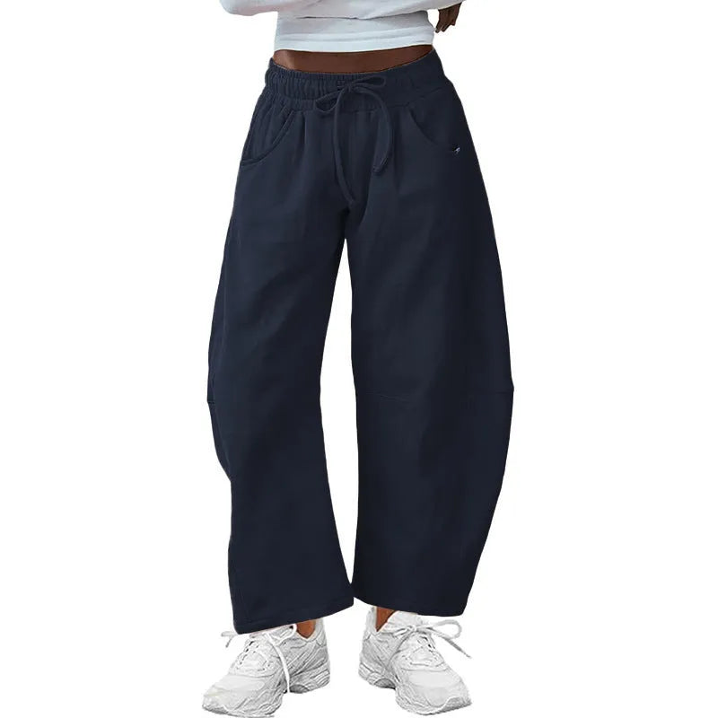 Loose fit cropped sweatpants with elastic drawstring waist in street fashion style