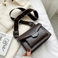 Vintage-style crossbody bag in PU leather with dimensions 20cm x 14cm x 7cm