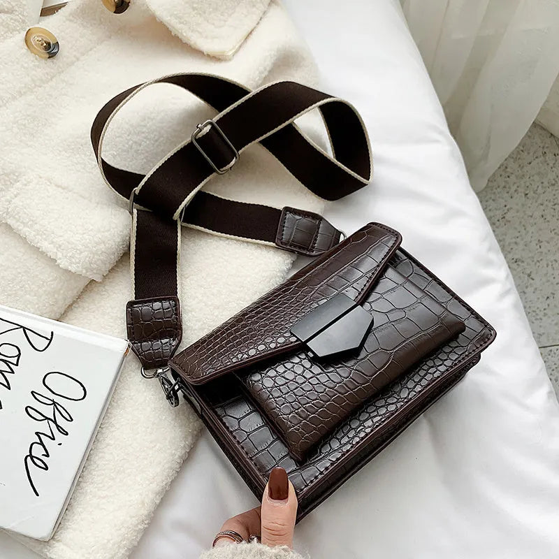 Vintage-style crossbody bag in PU leather with dimensions 20cm x 14cm x 7cm