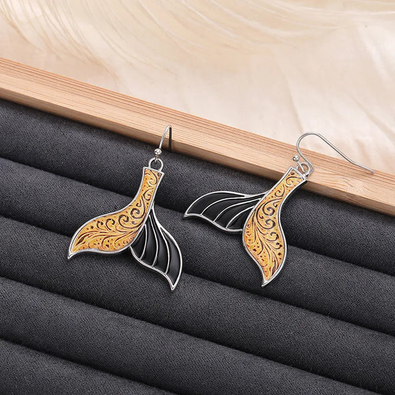 Women's retro-style fishtail earrings with a whale decoration in white gold colour