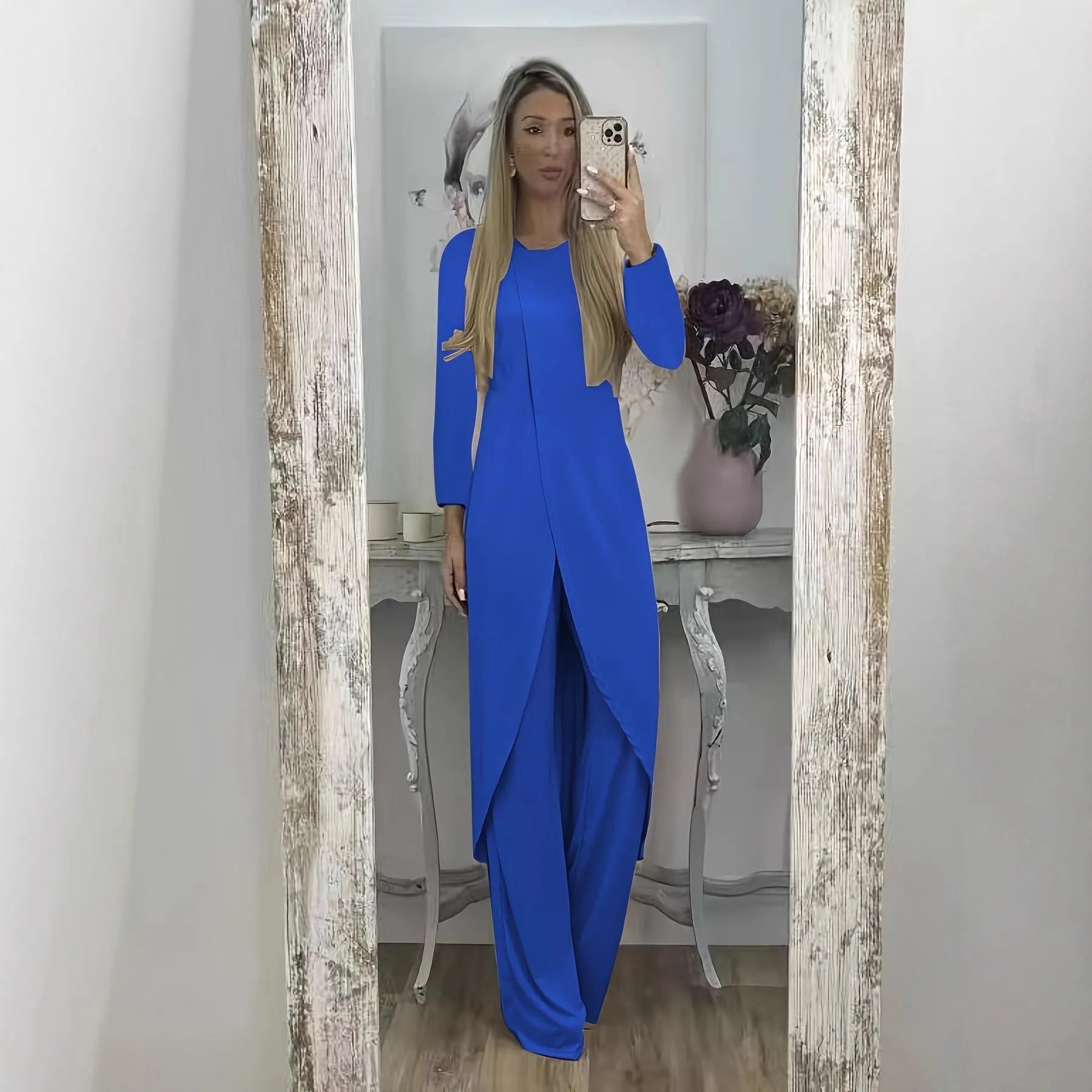 Casual long sleeve two-piece lounge set with round neck and matching trousers in polyester fabric