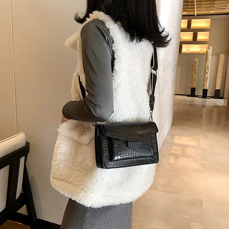 Vintage-style crossbody bag in PU leather with dimensions 20cm x 14cm x 7cm