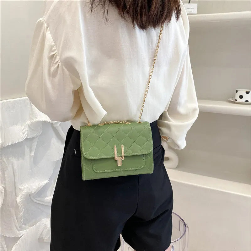 Women's crossbody bag with diamond lattice chain detailing and adjustable shoulder strap