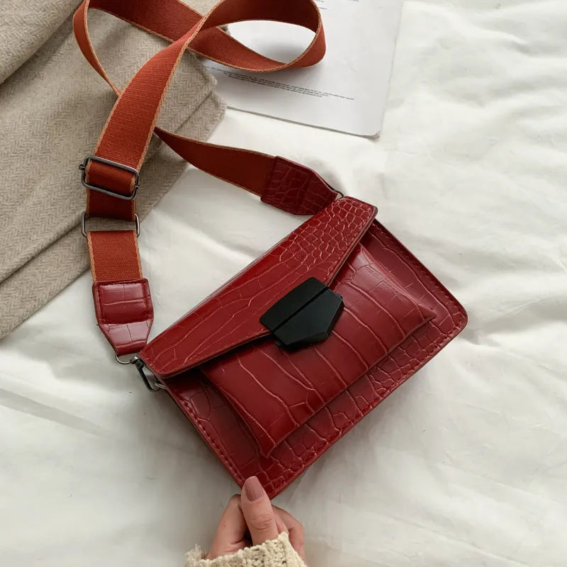 Vintage-style crossbody bag in PU leather with dimensions 20cm x 14cm x 7cm