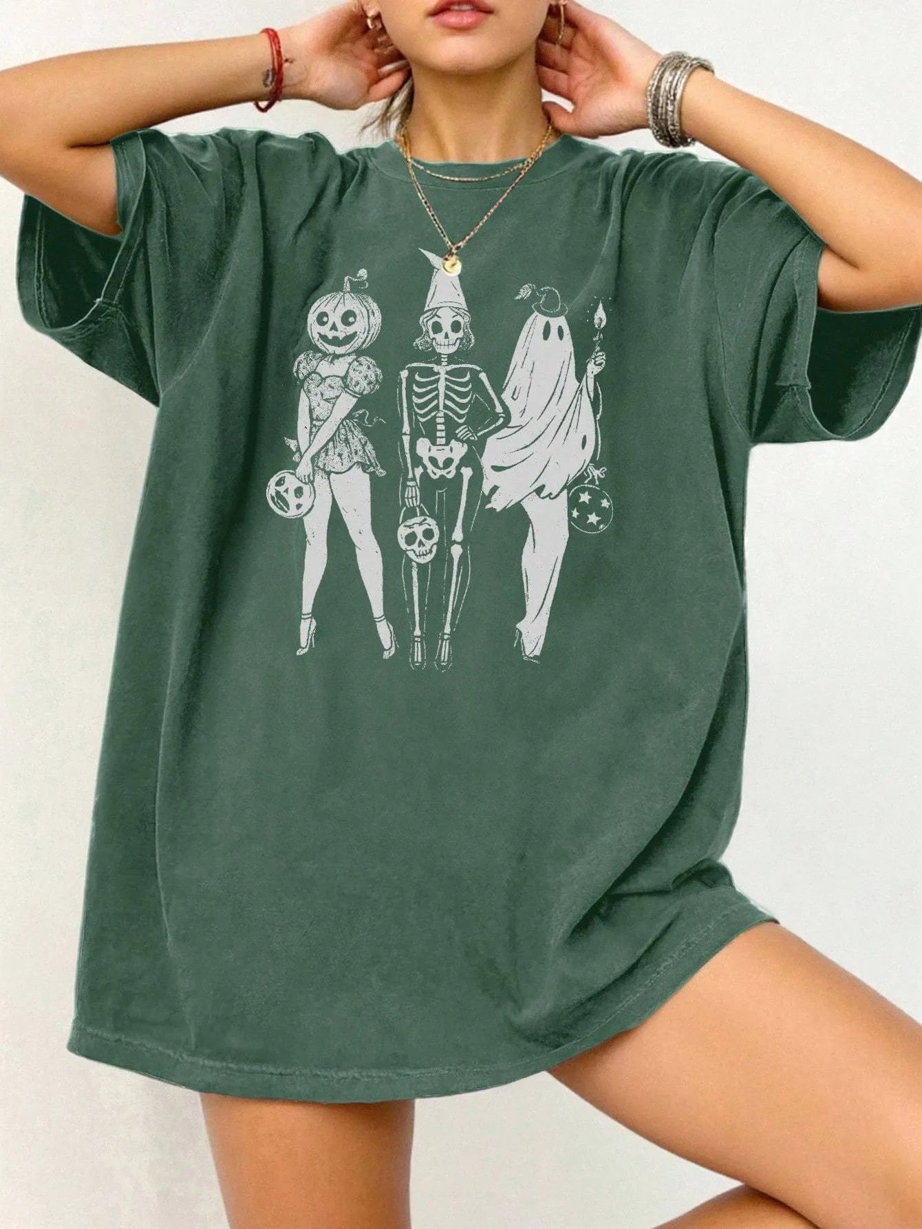 Loose fit cotton summer T-shirt in black with short sleeves and round neck collar.
