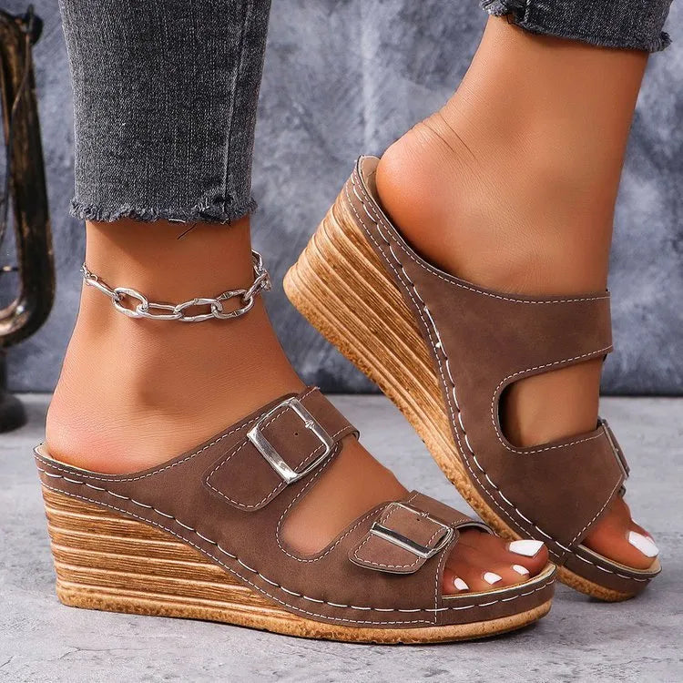 Women's wedge-style beach slippers with buckle strap in creamy-white colour