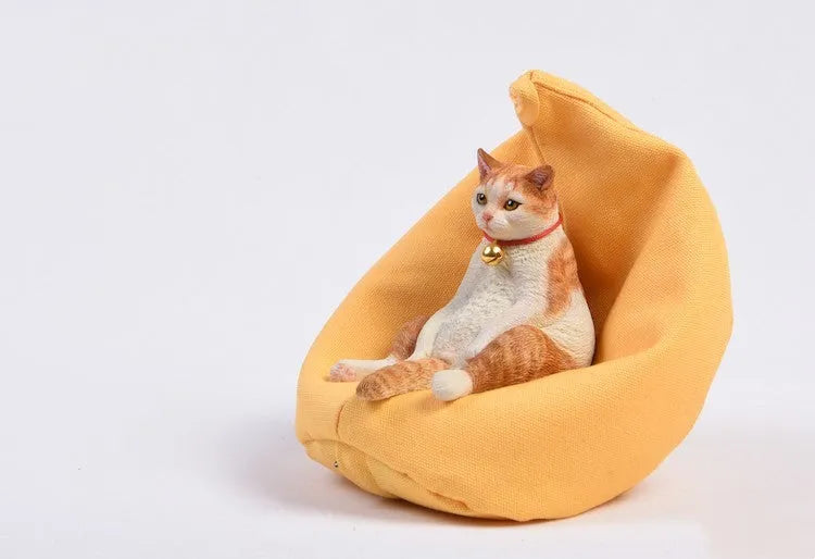 Lazy cat ornament and fabric sofa model set for car dashboard, 7.5cm high.