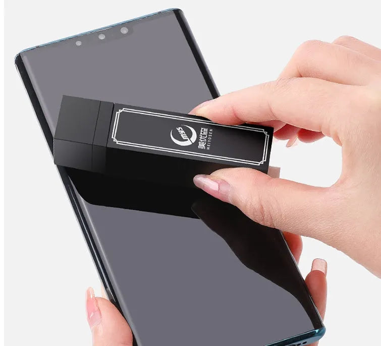 Black pack of 40 disposable pre-moistened wipes for cleaning mobile phone and touchscreen surfaces.