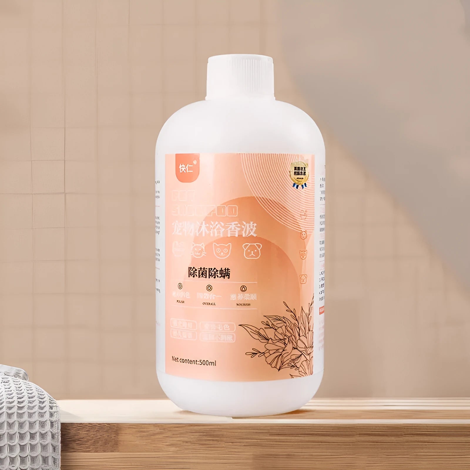 500ml bottle of antibacterial pet shower gel for cats and dogs with anti-mite and deodorising properties