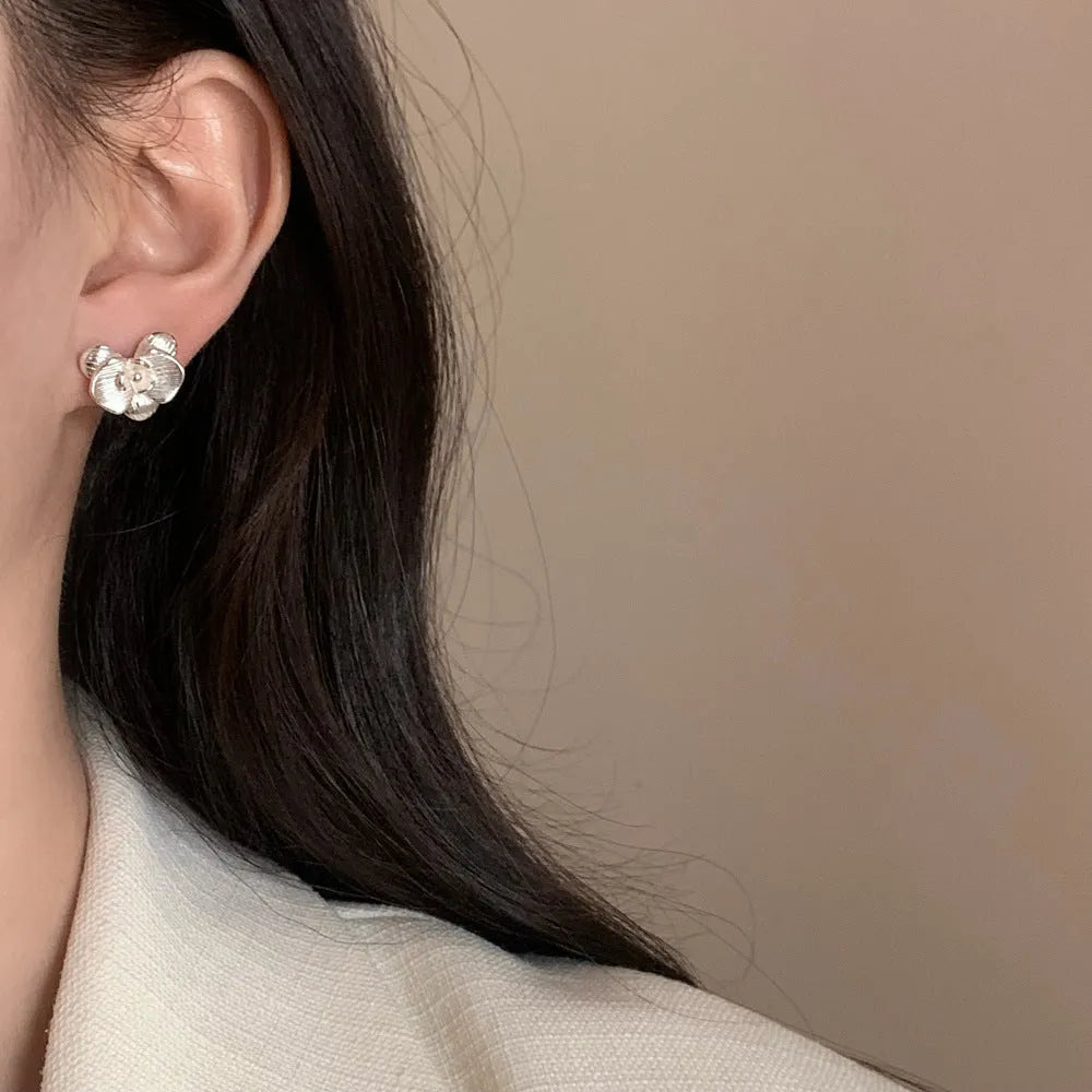 Retro flower fashion earrings for women in gold or silver colour with detailed petal design