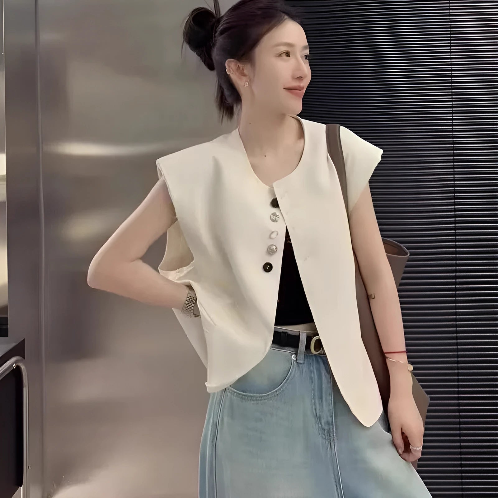 Women's beige polyester vest with front pocket, 40cm short length, loose fit