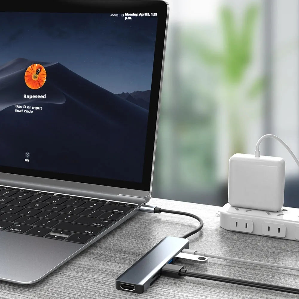 Seven-port USB-C expander with 0.145 metre cable for computer and docking station connectivity