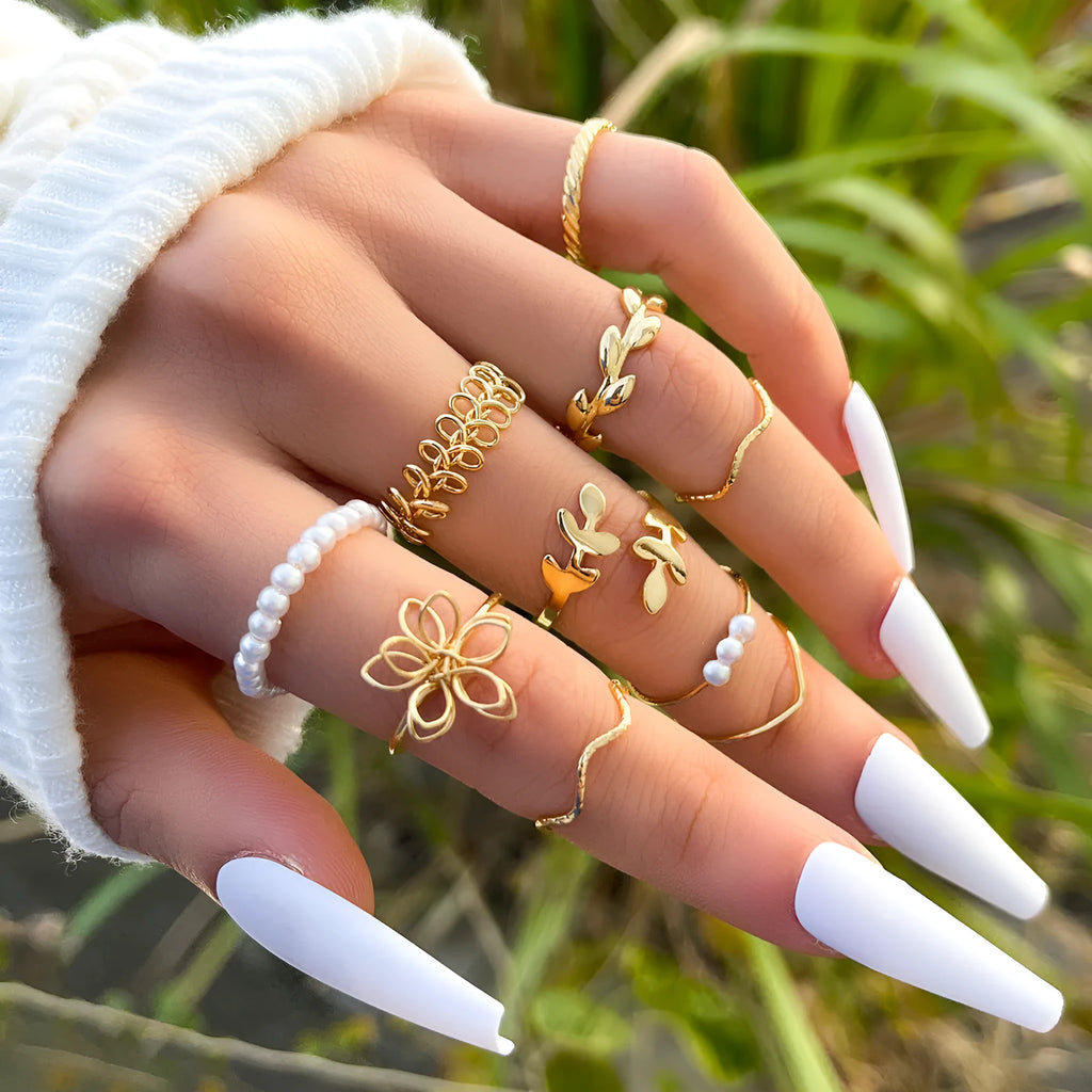 Openwork flower design ring set in glossy gold alloy for women