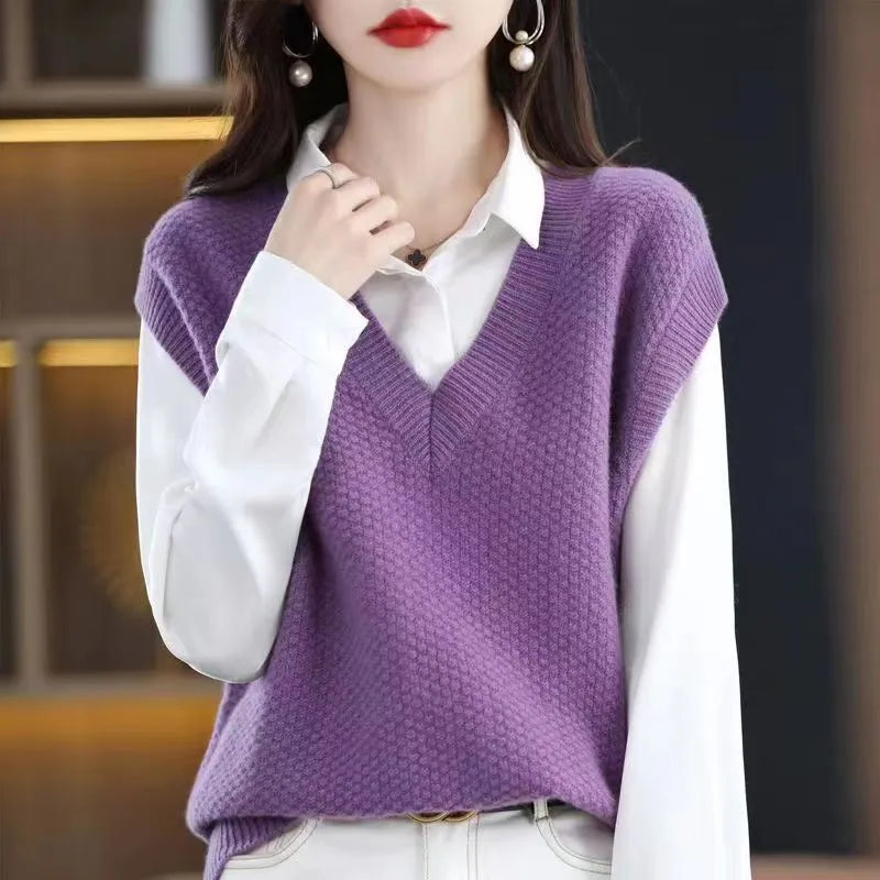 Women's creamy-white V-neck sleeveless vest with 3D knit pattern for commute wear