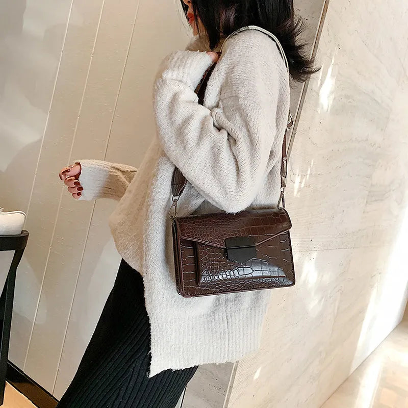 Vintage-style crossbody bag in PU leather with dimensions 20cm x 14cm x 7cm