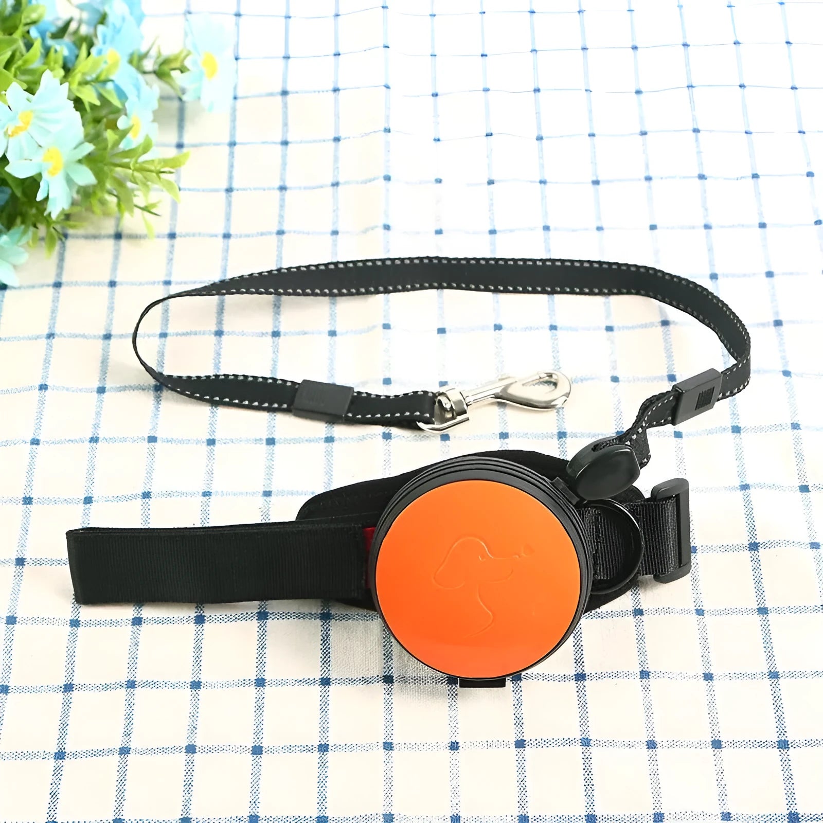 Automatic retractable dog leash extended to 3 metres with locking button on handle