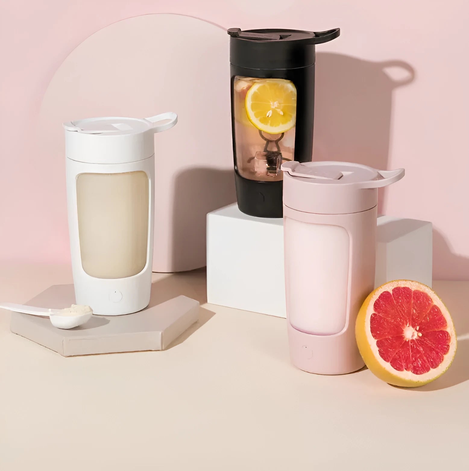 Portable automatic mixing cup in white with 650ml measurement markings visible
