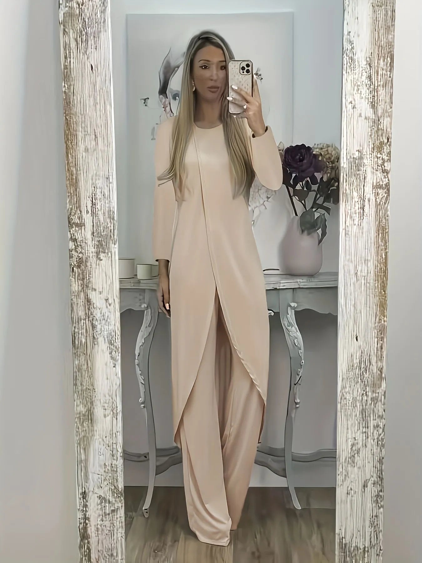 Casual long sleeve two-piece lounge set with round neck and matching trousers in polyester fabric