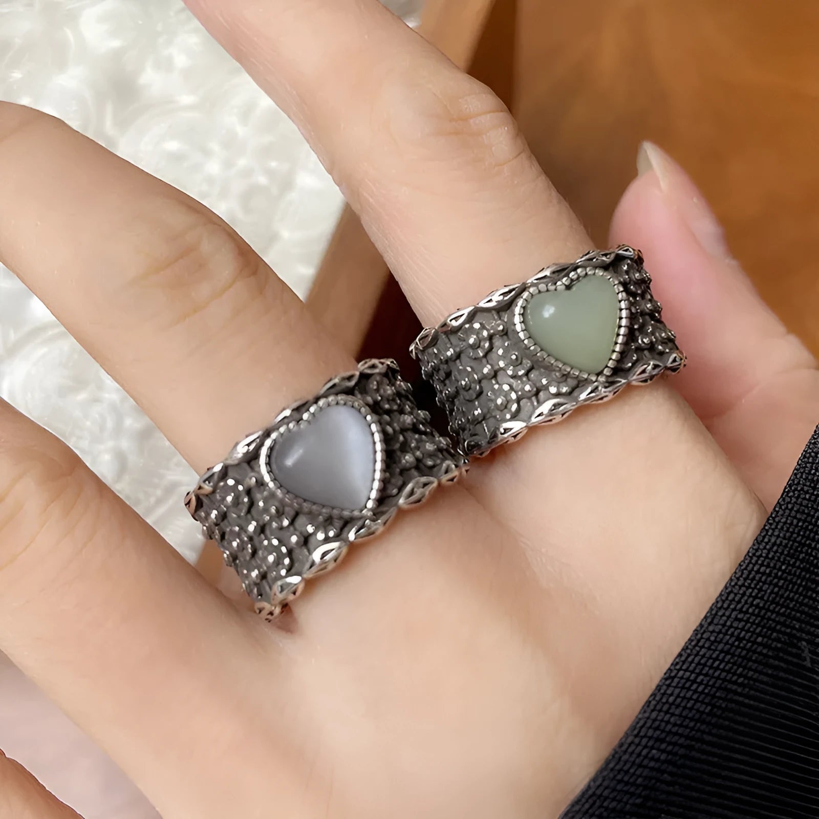 Retro adjustable heart-shaped ring with openwork design in white or green colours
