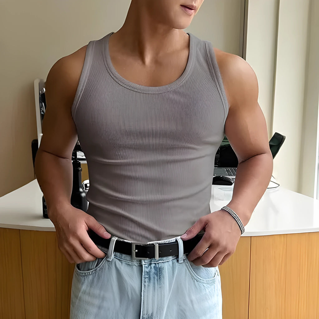 Men's tight-fitting round neck fitness T-shirt in black, made from polyester with a wool lining.