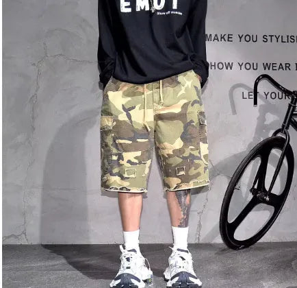 American style retro workwear camouflage shorts in cotton fabric with loose fit and cropped length