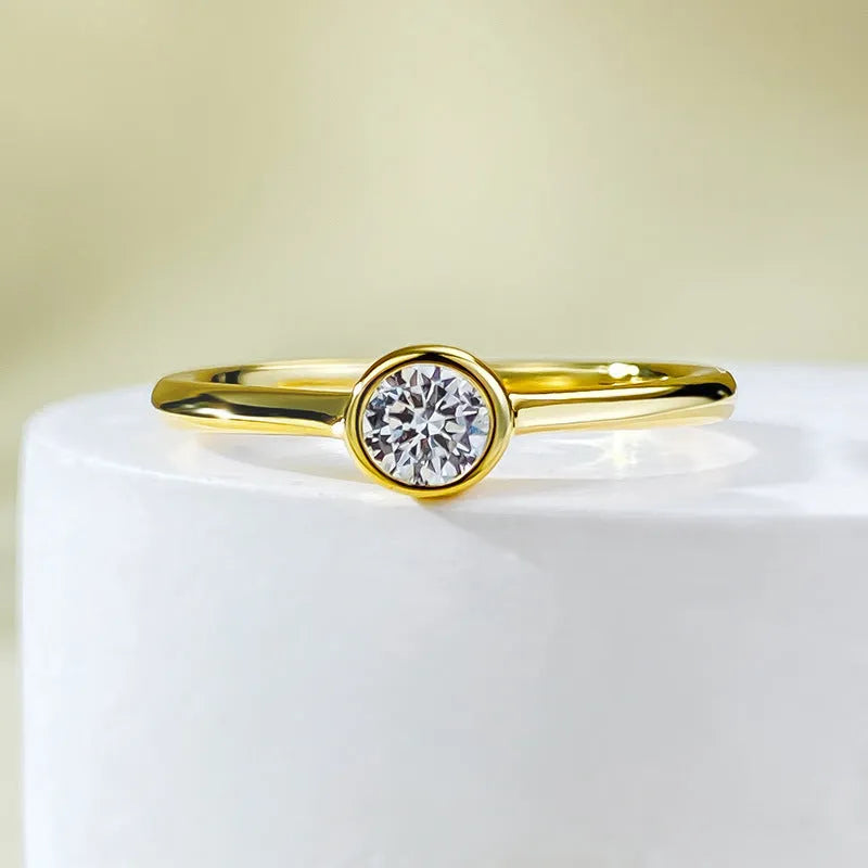Minimalist silver ring with crown shape and linear design in R962 gold or platinum finish.