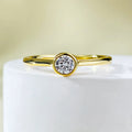 Minimalist silver ring with crown shape and linear design in R962 gold or platinum finish.